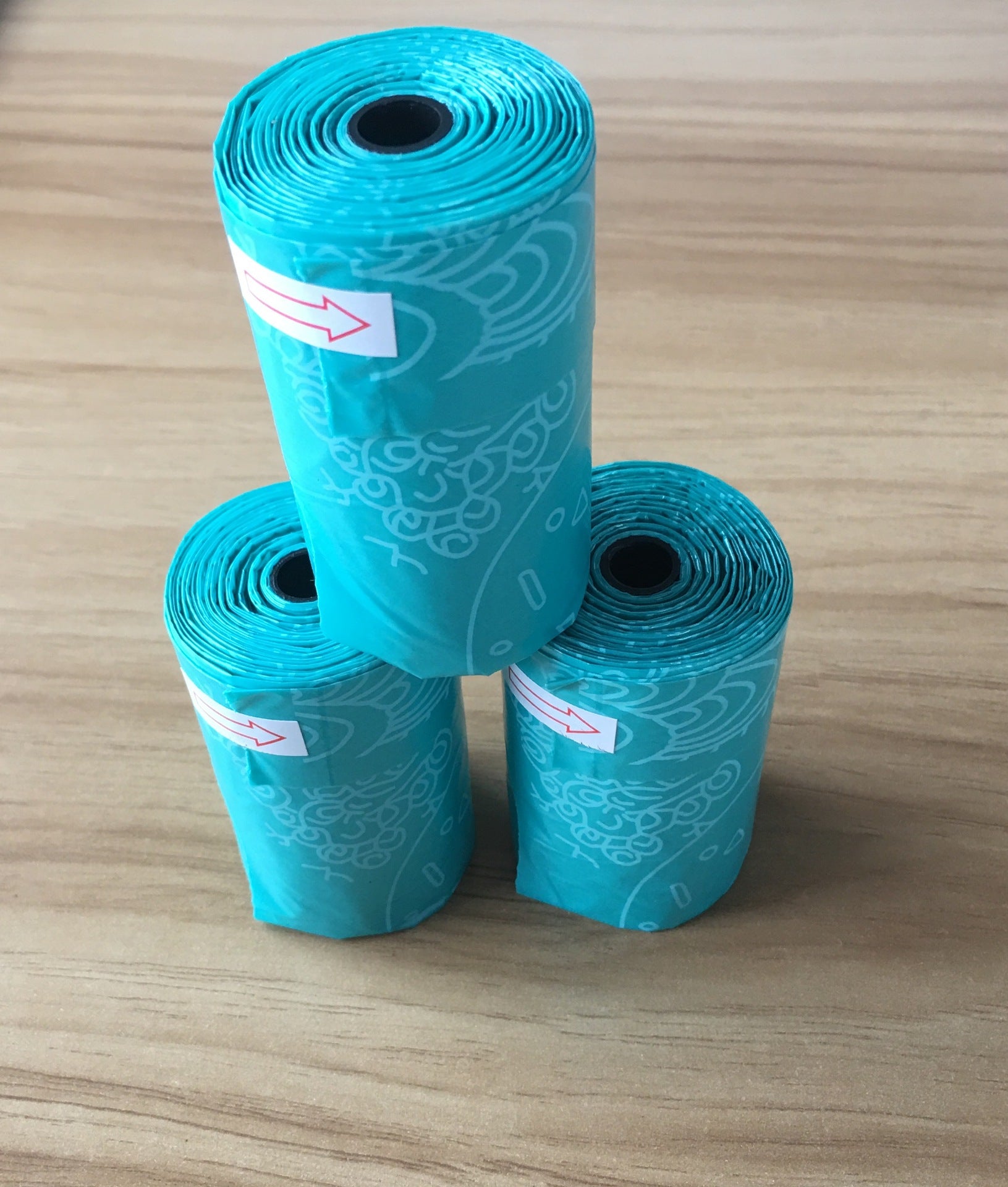 Set with scoop and integrated storage box for cat litter.